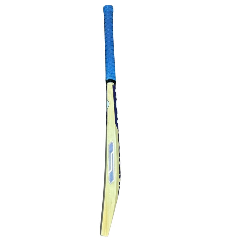 new-balance-tc-player-pro-cricket-bat-2025-side-view-pakistan "Side view of the New Balance TC Player Pro Cricket Bat 2025 showing aerodynamic design and high-quality craftsmanship for cricketers in Pakistan"